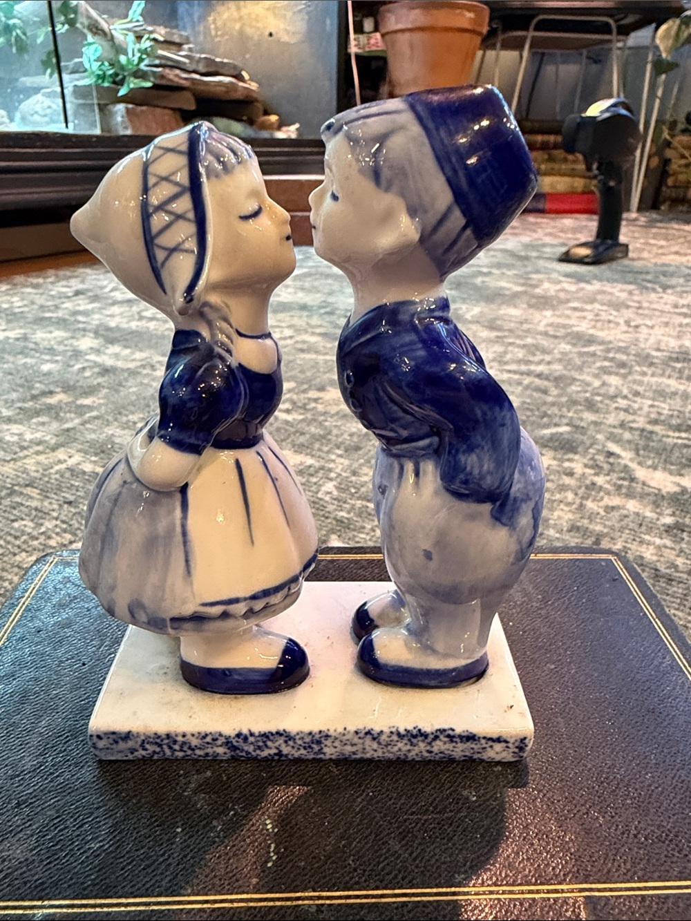 Vintage Delft Blue kissing Dutch boy and girl figurine.